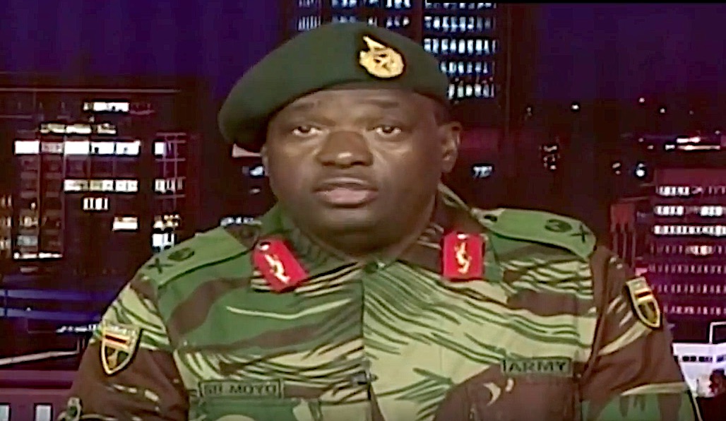 Il Gen. Moyo legge il comunicato delle forze armate nella TV pubblica dello Zimbabwe