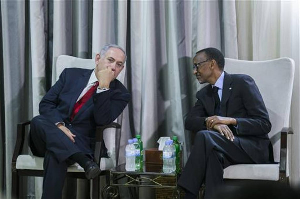 Benjamin Netanyahu, Primo ministro israeliano, a sinistra e Paul Kagame, presidente del Ruanda