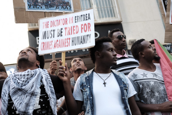 Migranti eritrei protestano di fronte all’ambasciata dell’Unione Europea a Ramat Gan, vicino Tel Aviv, per chiedere di processare la leadership eritrea per crimini contro l’umanità credito foto Tomer Neuberg/Flash90