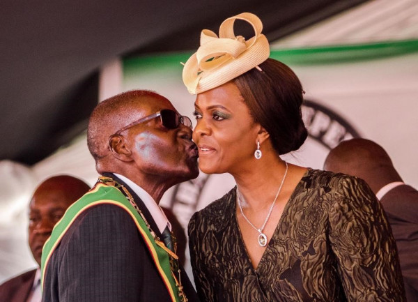 Scambio di effusioni tra la coppia Mugabe