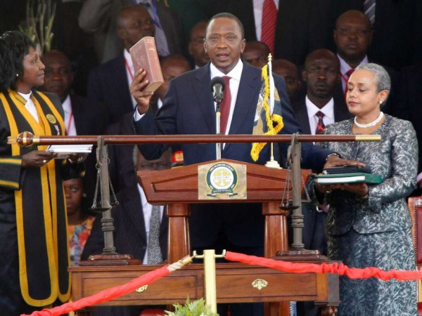 Uhuru Kenyatta presta giuramento come quarto presidente del Kenya