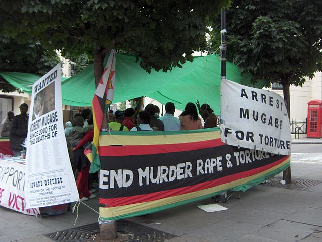 Manifestazione contro Mugabe a Londra