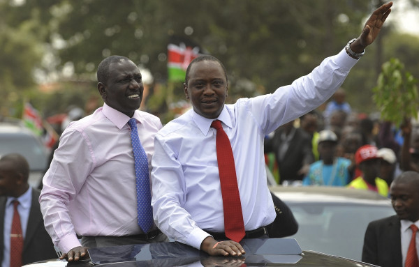 Il presidente del Kenya Uhuru Kenyatta (destra) e il suo vice William Ruto 