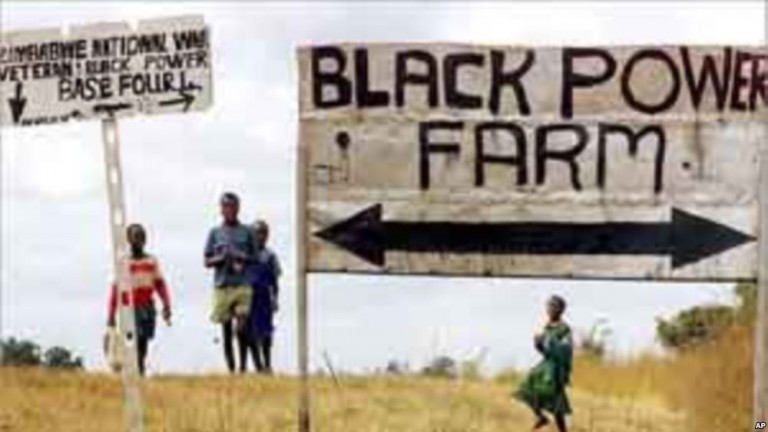 Zimbabwe, il calvario dei “coloni” italiani. Minacce a Claudio Chiarelli:”Ti strapperemo il cuore”