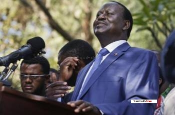 Kenyatta in testa festeggia una vittoria che Raila contesta