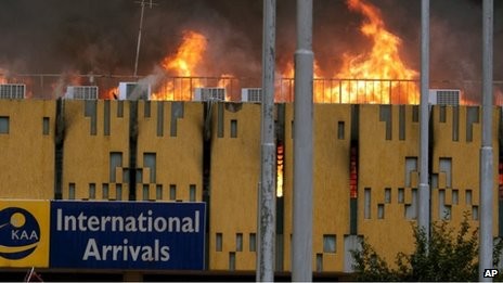 Agenti incriminati a Nairobi: durante l’incendio all’aeroporto non hanno dato l’allarme ma saccheggiato i negozi