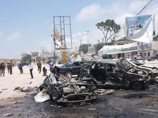 Doppia esplosione in un ristorante a Mogadiscio: decine di morti