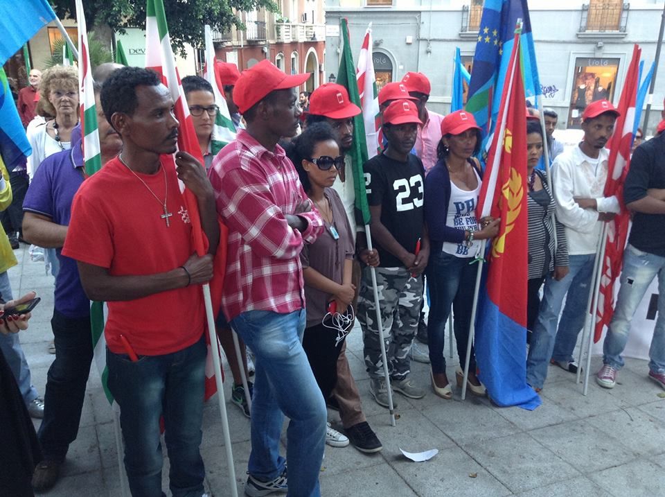 Cagliari, fiaccolata di protesta: “Basta appoggiare i dittatori africani altrimenti saremo sempre costretti a fuggire”.
