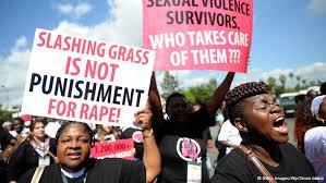 “Hanno stuprato una ragazzina, per punizione taglino l’erba”. Oltre un milione di firme di protesta in Kenya
