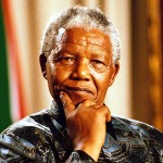 Mandela mano sul mento