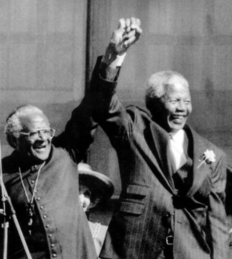 L’arcivescovo Desmond Tutu critica la decisione di non aver invitato gli afrikaner a partecipare al funerale di Mandela