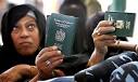 migranti mostrano passaporto