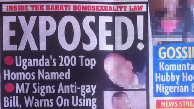 Uganda, Museveni promulga la legge anti gay e un giornale pubblica l’elenco di 200 omosessuali e invita a assalirli