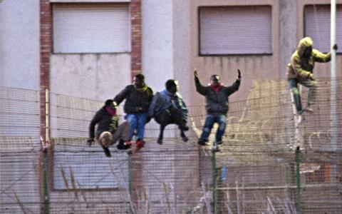 Migranti in fuga assaltano Melilla, enclave spagnola in Marocco