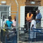 rifugiati dietro inferriata