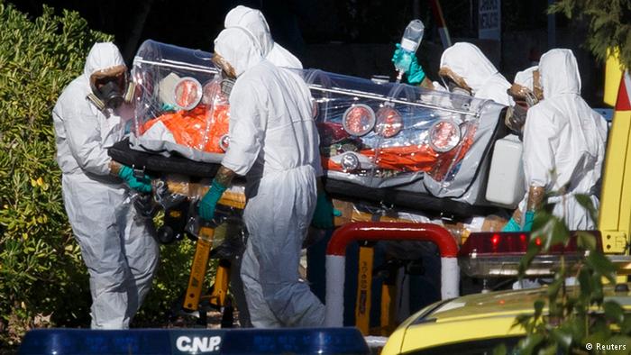 Ebola, contagiata infermiera spagnola. Aveva curato a Madrid i missionari uccisi dal virus
