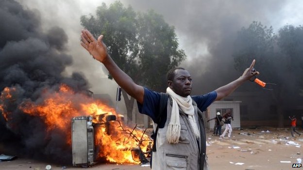 Dissolto il governo, sciolto il parlamento in Burkina Faso, Compaoré rinuncia al terzo mandato