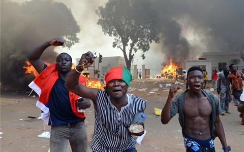 Burkina Faso: Campaoré fugge in Costa d’Avorio, ma il nuovo leader non piace alla piazza