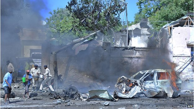 Kamikaze si fa saltare all’aeroporto di Mogadiscio: decine di morti