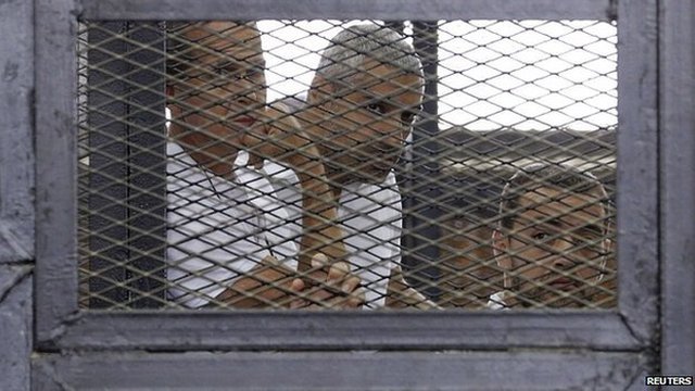 Egitto, verrà rifatto il processo ai giornalisti di Al Jazeera (che restano in carcere)