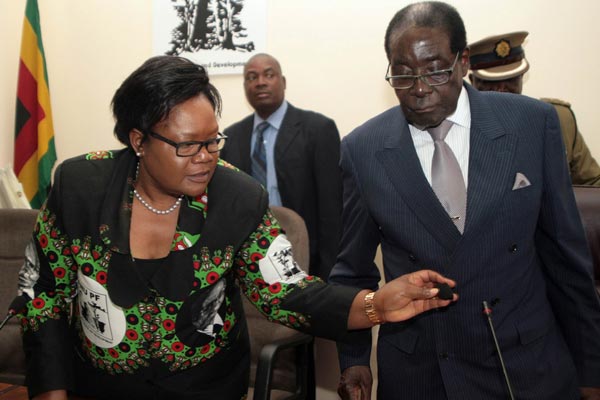 Odiata da Mugabe, espulsa anche dal partito al potere l’ex vicepresidente dello Zimbabwe