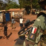 SOLDATO CON RAGAZZINI