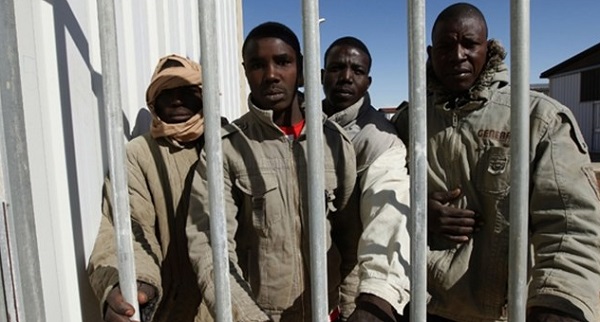 Migranti, la stupida guerra ai barconi in Libia