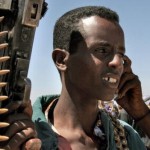 miliziano al telefono