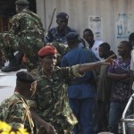 soldato mani braccio alzato