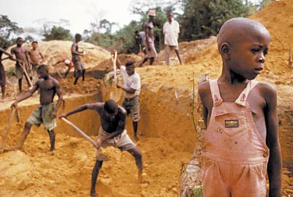 Gioventù rubata ai bambini che lavorano nelle miniere clandestine in Ghana