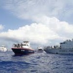 nave militare e barcone