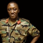 EMMANUEL KARAKE braccia ai fianchi