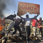 Manifestanti e cartellone