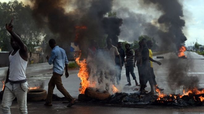 Scontri tra gruppi opposti in Burkina Faso si tratta per tornare alla democrazia