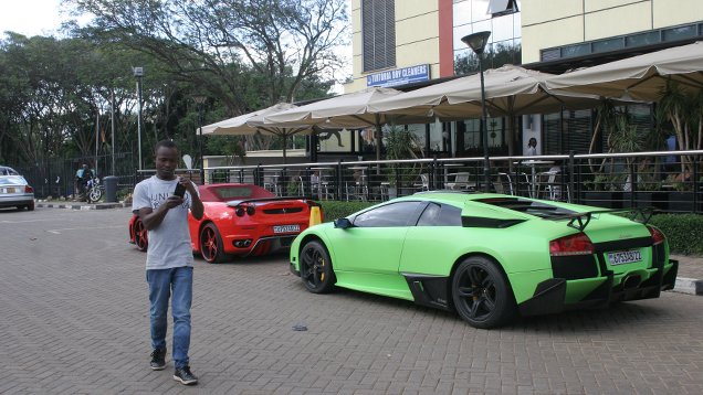 Lamborghini Murcielago e Ferrari F439 davanti a un centro commerciale a Nairobi
