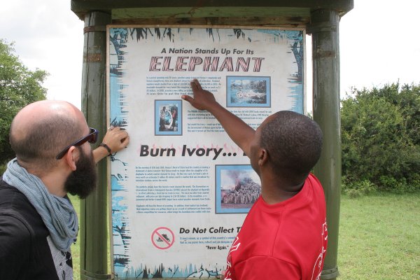 Una guida mostra il manifesto dell'avorio messo al bando-Ivory Burning Memorial Site Nairobi National Park, (foto © Sandro Pintus)