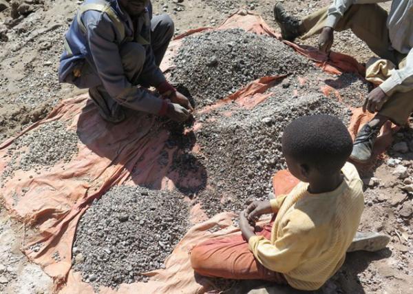 Congo-K: come muoiono i bambini nelle miniere di cobalto usato nelle batterie