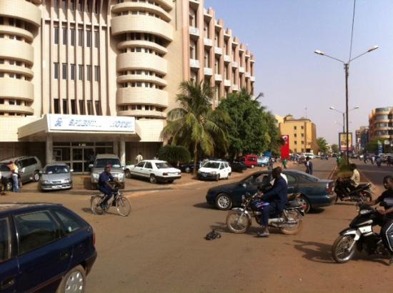 Al Qaeda attacca un albergo e un ristorante a Ouagadougou: morti e ostaggi
