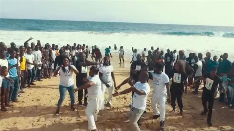 Dopo l’attentato in Gran Bassam i musicisti ivoriani sfidano Al Qaeda con una canzone