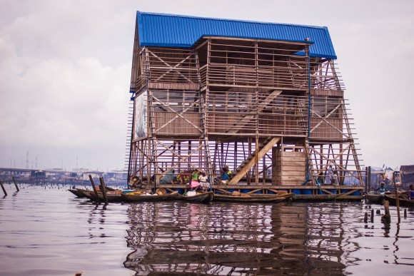 Crolla in Nigeria la scuola galleggiante premiata alla biennale di Venezia