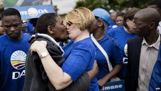 Helen Zille, tra i leader della Democratic Alliance, bacia un residente di un villaggio durante una dimostrazione prima delle elezioni