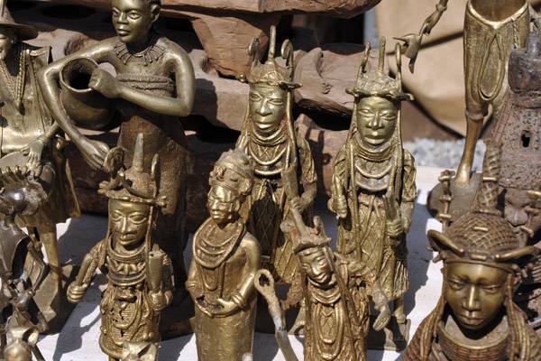 Il Benin alla Francia: ”Restituisci i beni d’arte trafugati durante il periodo coloniale”