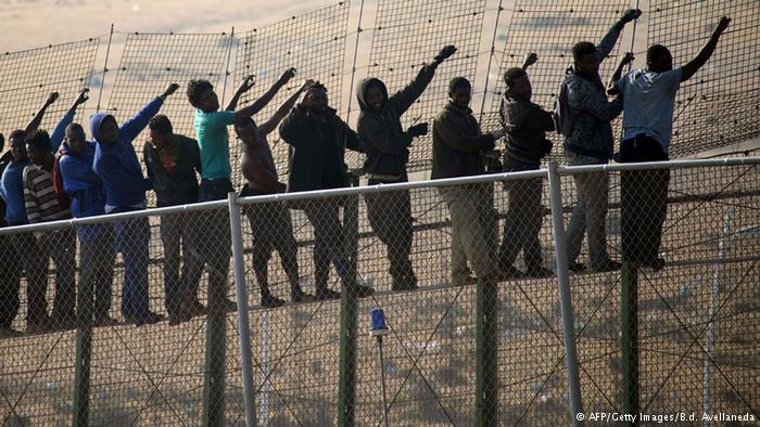 Oltre duecento giovani sub saharani scavalcano la barriera metallica di Ceuta