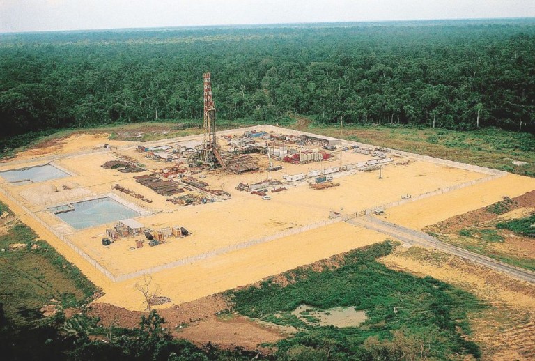 Eni, due trolley e un aereo per la mazzetta in contanti