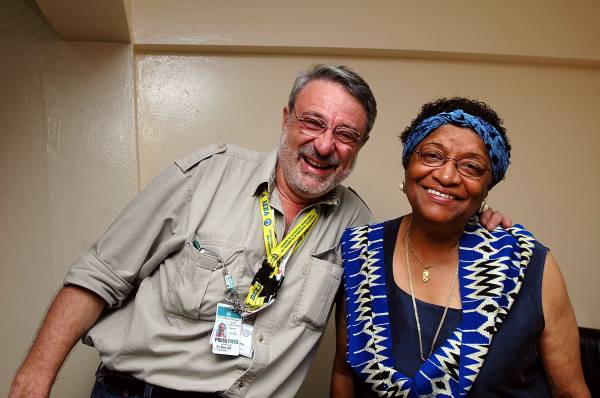 La presidente uscente della Liberia Ellen Johnson Sirleaf con il direttore di Africa ExPress, Massimo Alberizzi