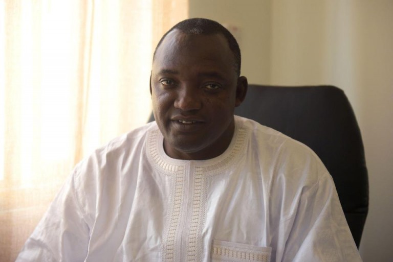 Gambia: Jammeh abbandonato da tutti va in esilio. Gli succede  Adama Barrow