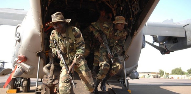 Le truppe senegalesi entrano in Gambia e Barrow presta giuramento a Dakar