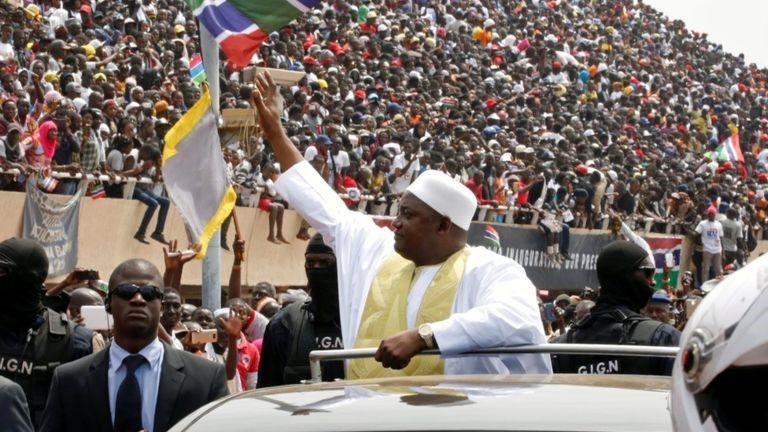 Barrow giura da presidente del Gambia tra gli applausi della comunità internazionale