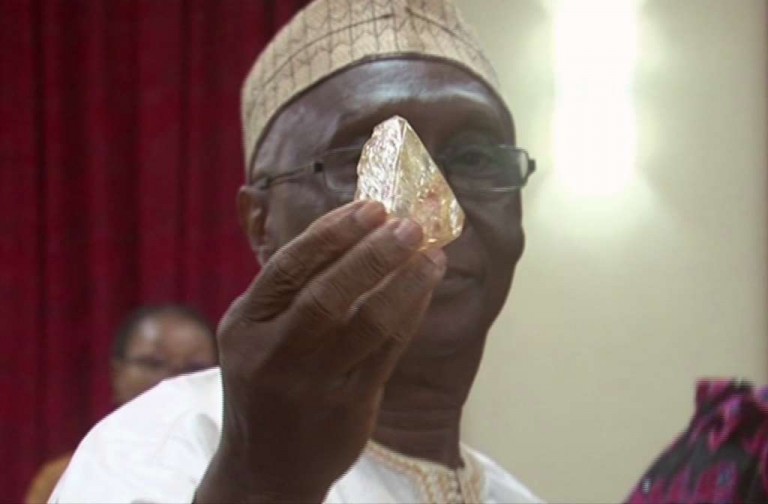 Sierra Leone: trova un diamante da 706 carati e lo consegna al presidente