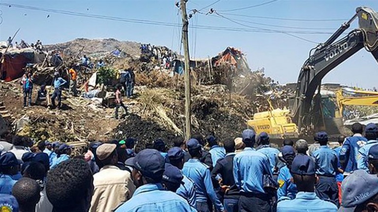 Almeno 40 morti sotto la valanga di rifiuti che si stacca da una discarica in Etiopia